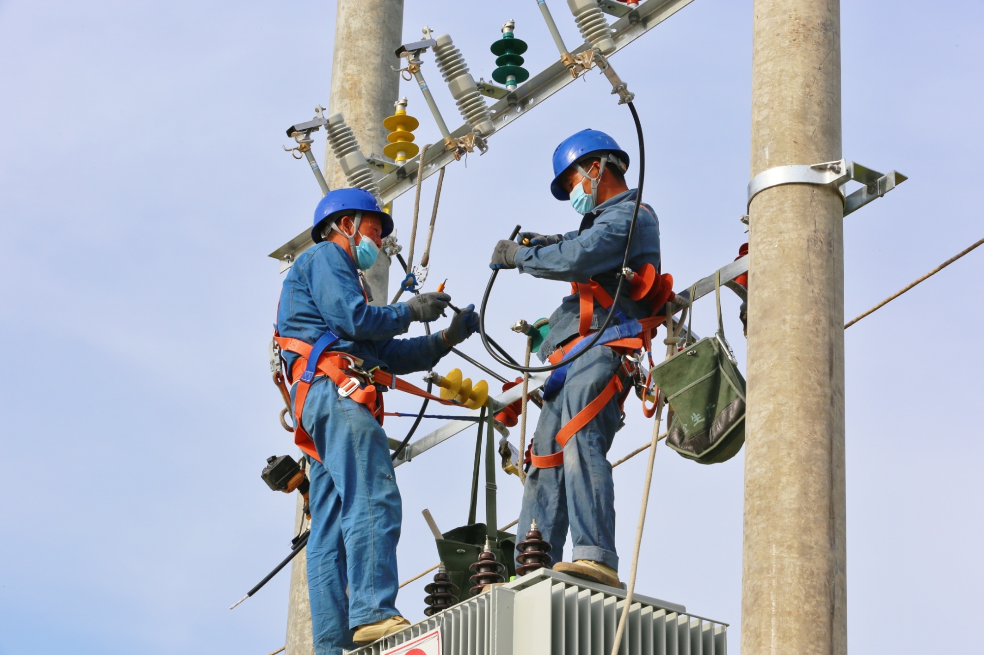 安徽利辛:供電部門加急施工 保障新建方艙醫院可靠用電