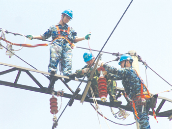 電力工人頂高溫忙檢修_新聞中心_新浪網
